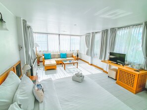 Standaard kamer | Een minibar, een kluis op de kamer, een bureau, gratis wifi