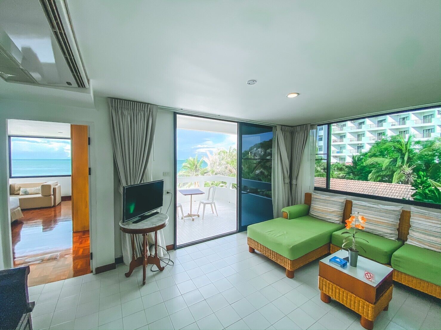 family seafront  | terrace/patio