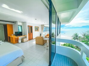 Standaard kamer | Een minibar, een kluis op de kamer, een bureau, gratis wifi