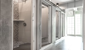 Shower, towels - SOHOstel (Chiang Mai)