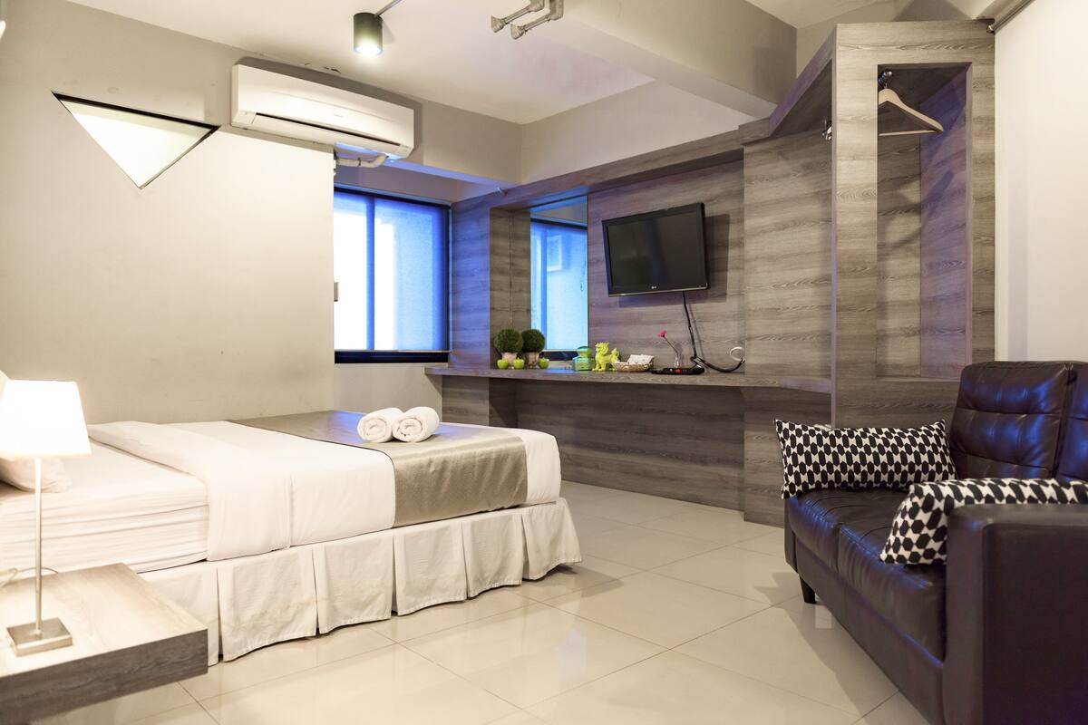 Quarto casal standard | Cortinas blackout, Wi-Fi de cortesia