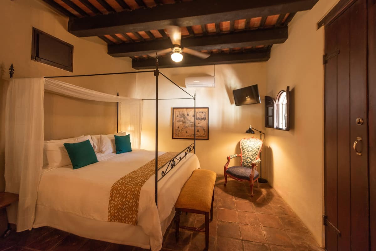 Comfort Room | In-room safe, desk, iron/ironing board (on request), WiFi (free)