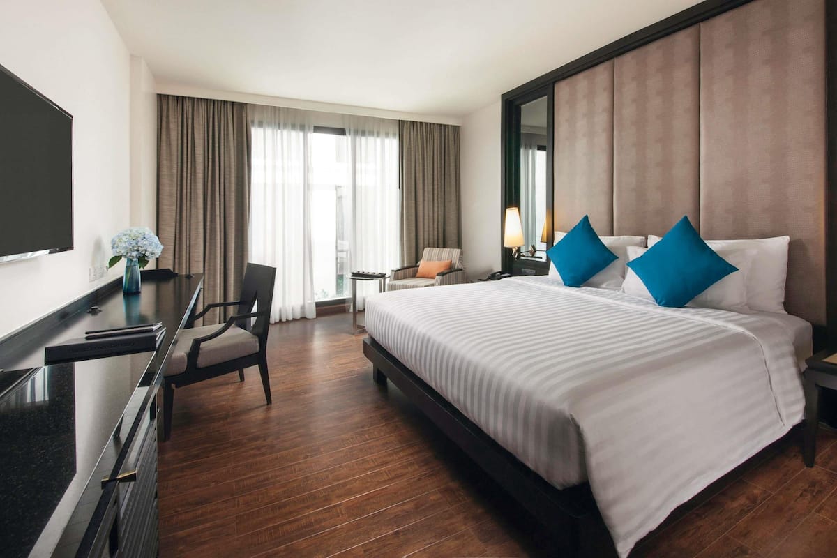 1 bedroom, premium bedding, in-room safe, desk