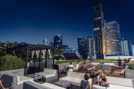 Se sirven desayunos y cocina internacional, con vista al jardín