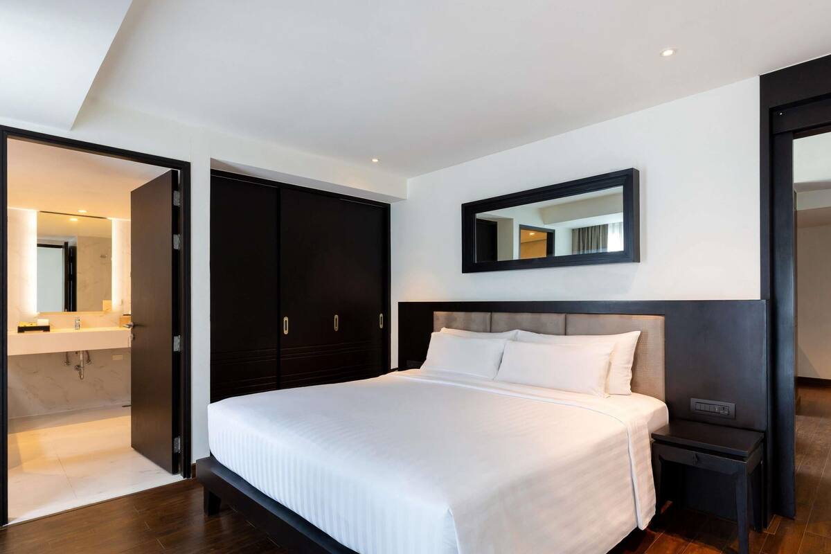 Junior Suite, 1 King Bed | Premium bedding, in-room safe, desk, laptop workspace