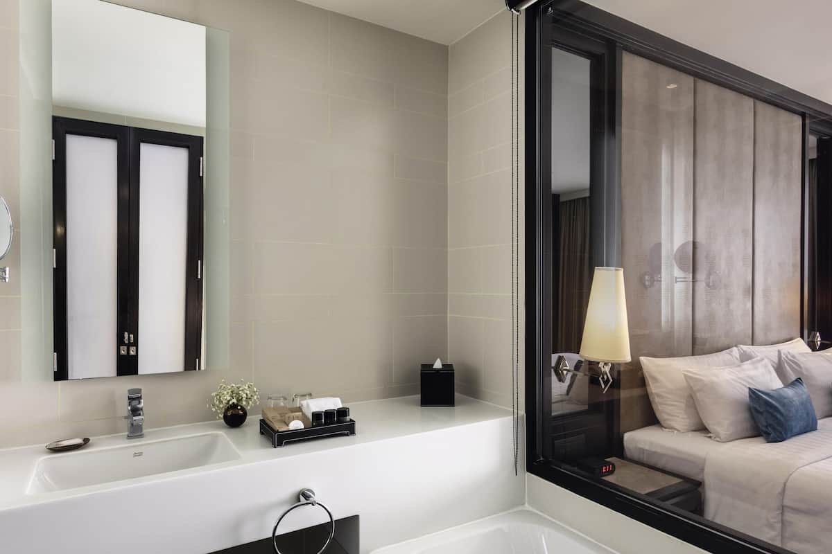 Executive Suite, 1 King Bed | Premium bedding, in-room safe, desk, laptop workspace