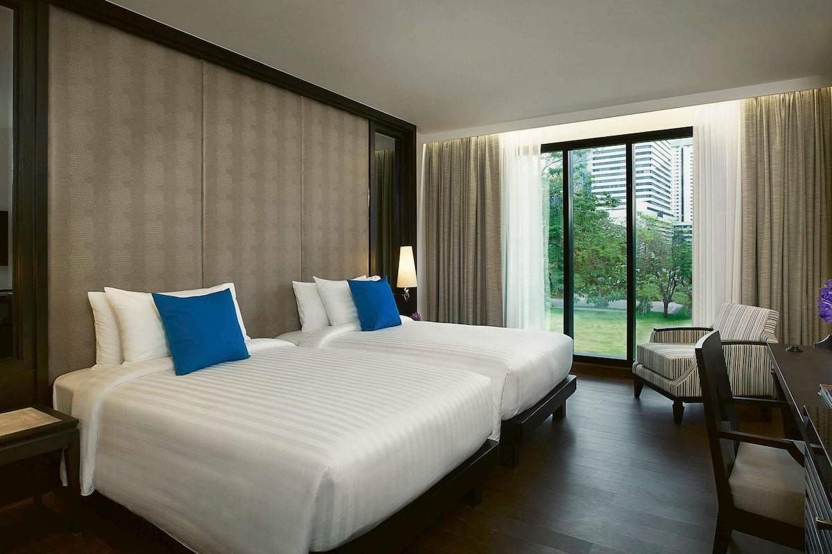 Peralatan tempat tidur premium, peti besi dalam bilik, meja