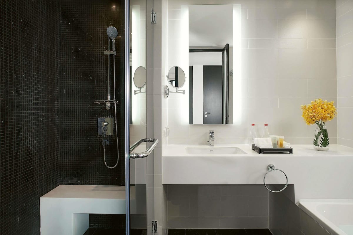 Premium bedding, in-room safe, desk, laptop workspace