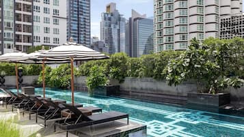 Piscina externa, funciona das 6h às 22h, guarda-sóis, espreguiçadeiras