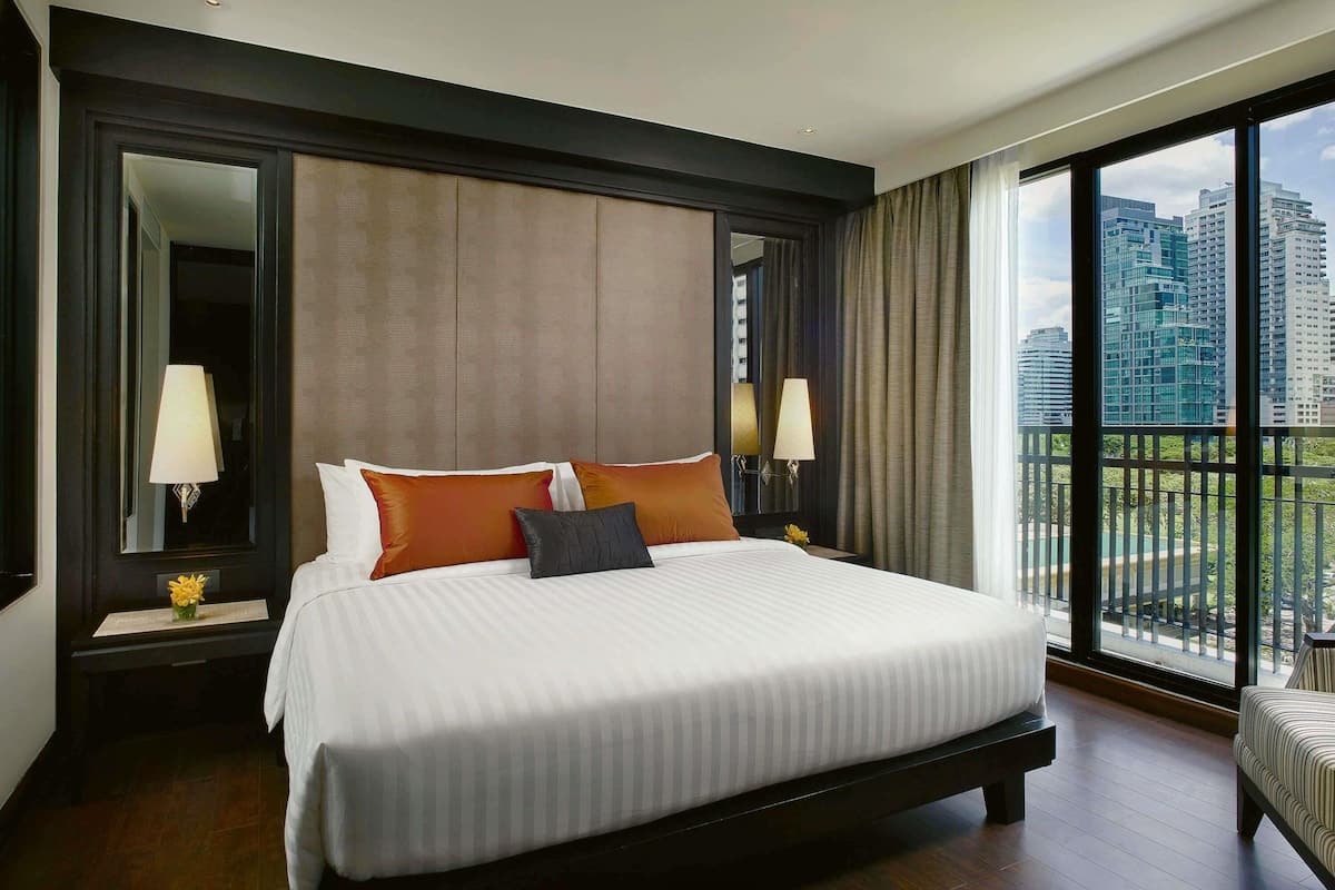 Executive Suite, 1 King Bed | Premium bedding, in-room safe, desk, laptop workspace