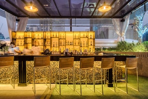Bar sur le toit, restauration en plein air, ouvert tous les jours