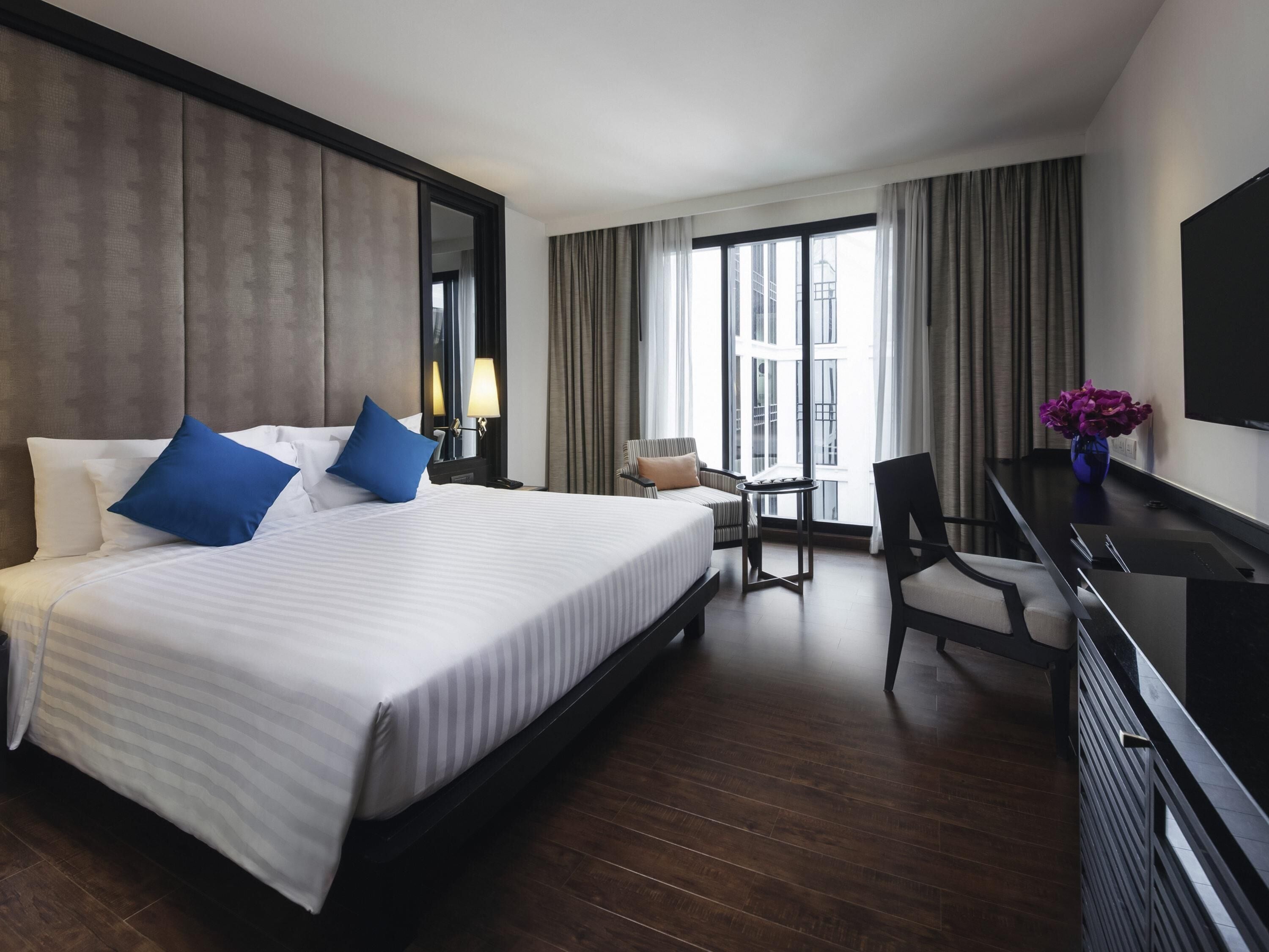 高級客房, 1 張特大雙人床 | 高級寢具、房內夾萬、書桌、手提電腦工作空間