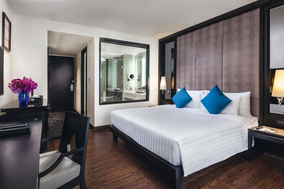 Phòng Deluxe, 1 giường cỡ king | Bộ đồ giường cao cấp, két bảo mật tại phòng, bàn