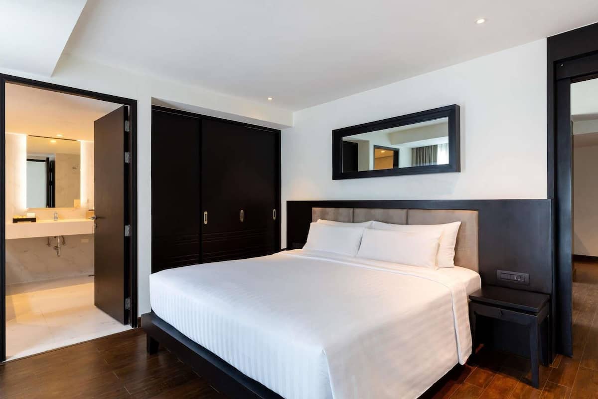 Phòng Suite Junior, 1 giường cỡ king | Bộ đồ giường cao cấp, két bảo mật tại phòng, bàn