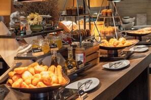 Daily buffet breakfast for a fee