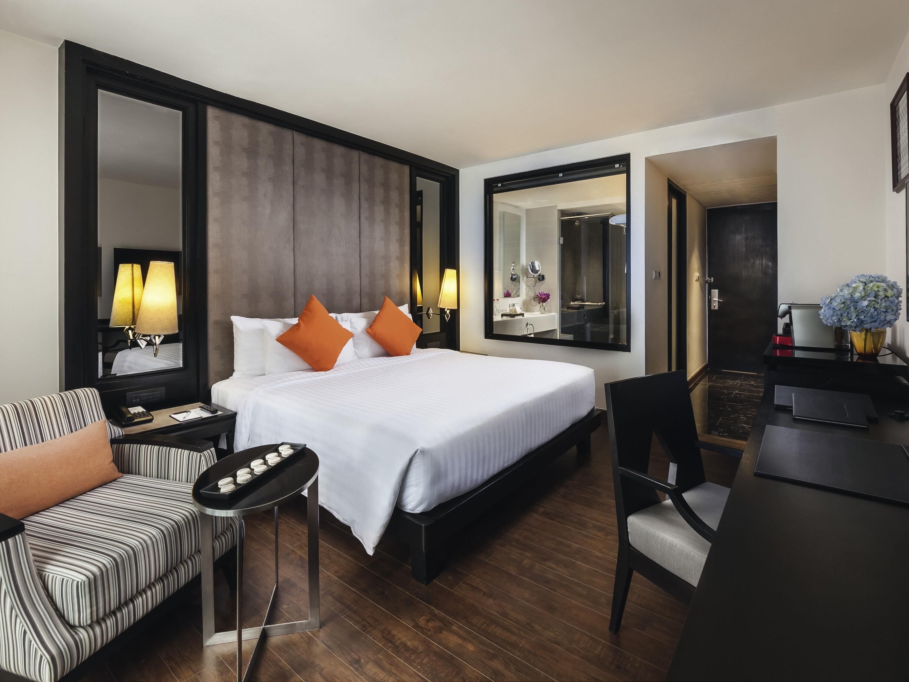 Executive Room, 1 King Bed | Premium bedding, in-room safe, desk, laptop workspace