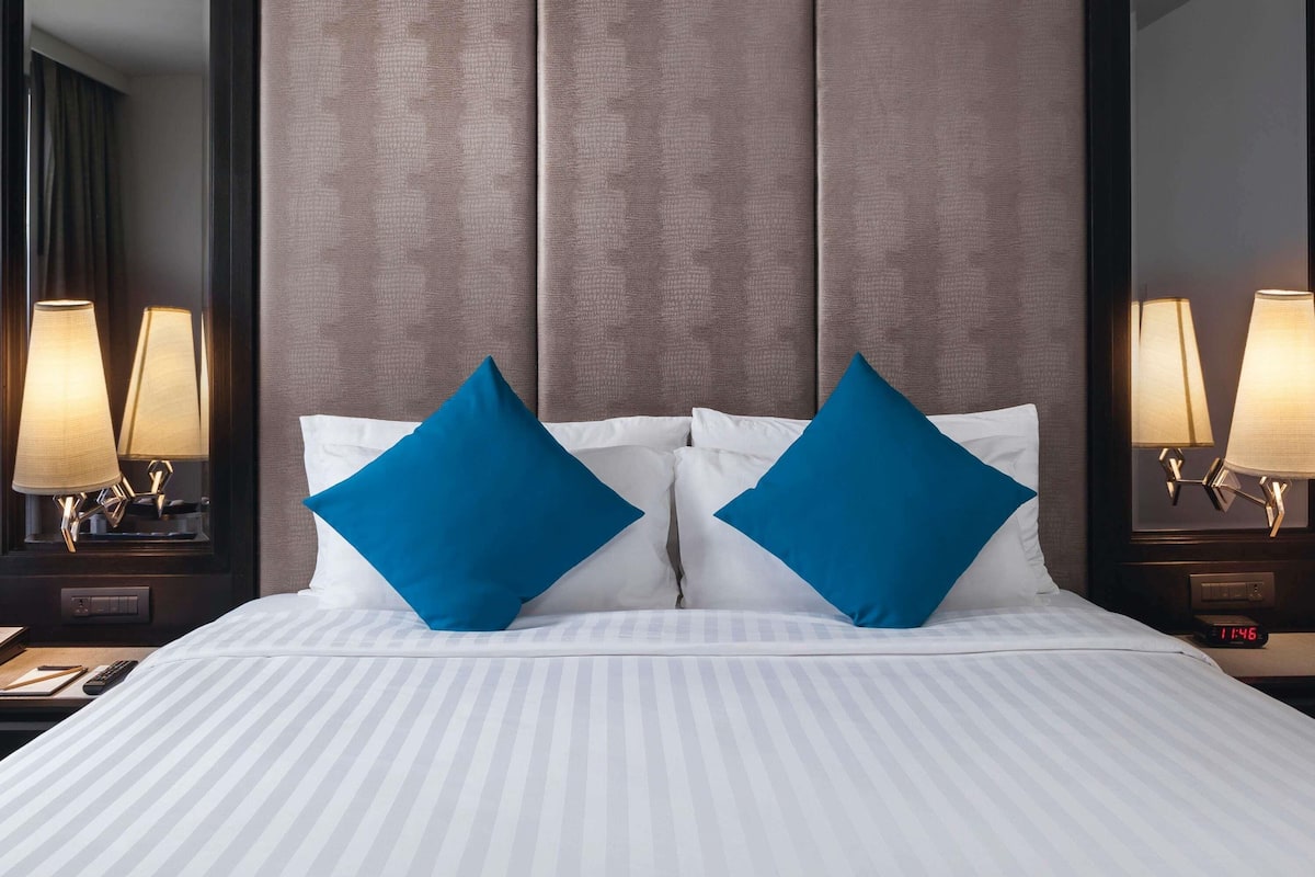 1 Schlafzimmer, hochwertige Bettwaren, Zimmersafe, Schreibtisch