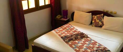 Deluxe-huone | Italialaiset Frette-lakanat, ylelliset vuodevaatteet, minibaari