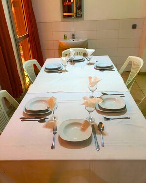 Frukost, lunch och middag serveras