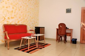 Rom – royal | Oppholdsområde | En 40-tommers Flatskjerm-TV med Parabol-TV samt TV