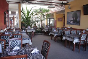 2 restaurants; lunch and dinner served - Hotel Safari (Dvur Kralove nad Labem)