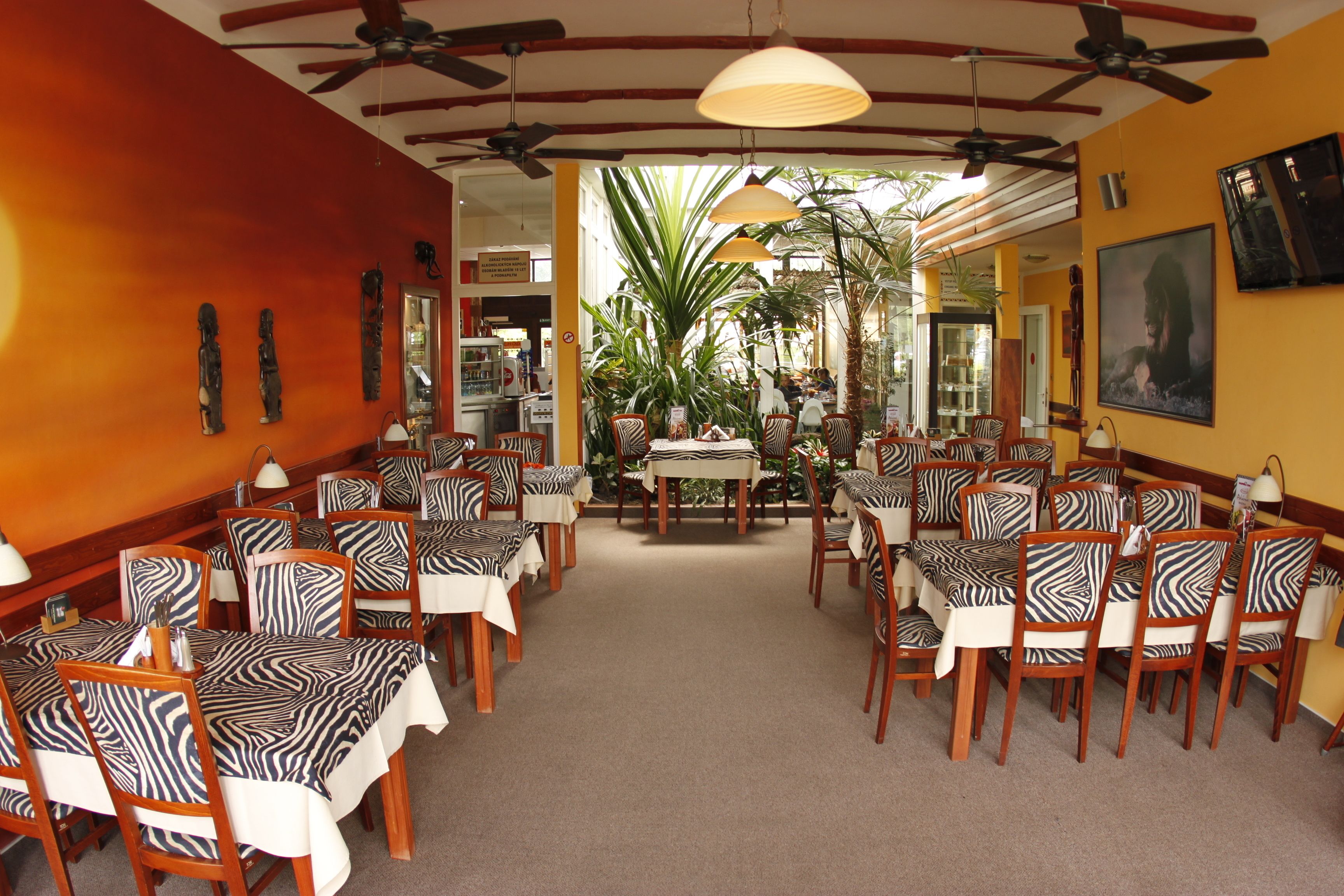 2 間餐廳，供應午餐