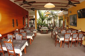 2 间餐厅，供应午餐