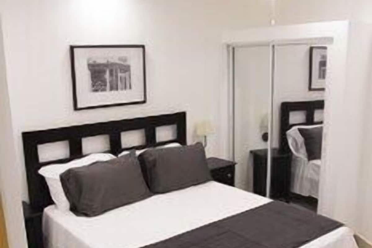 1 makuuhuone, allergiatestatut vuodevaatteet, tallelokero huoneessa