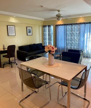 Deluxe-Apartment, 2 Schlafzimmer, Nichtraucher, Meerblick | Wohnbereich | 42-Zoll-Smart-TV mit Digitalempfang, Fernseher