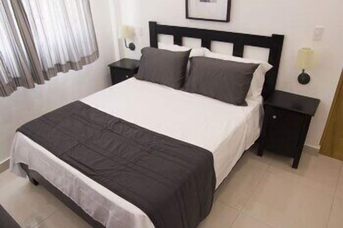 1 makuuhuone, allergiatestatut vuodevaatteet, tallelokero huoneessa