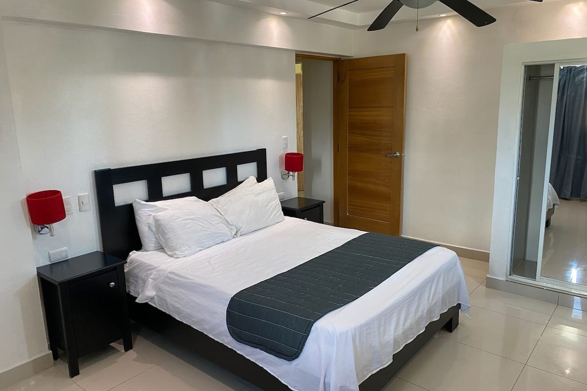 Ropa de cama hipoalergénica y caja de seguridad en la habitación