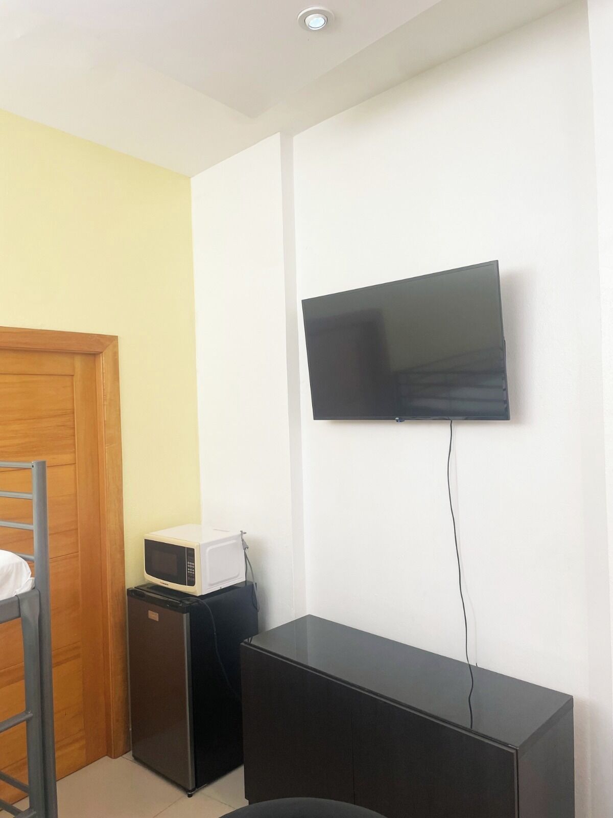 deluxe apartment, 2 bedrooms, non smoking, 2 bathrooms | living area | 42-inch smart tv with digital channels, tv