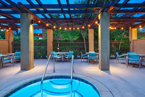 Una piscina al aire libre, sillones reclinables de piscina