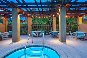 Una piscina al aire libre, sillones reclinables de piscina