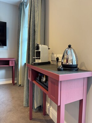 Exclusive Suite, 1 King Bed | Premium bedding, in-room safe, individually decorated - Poets House (Ely)