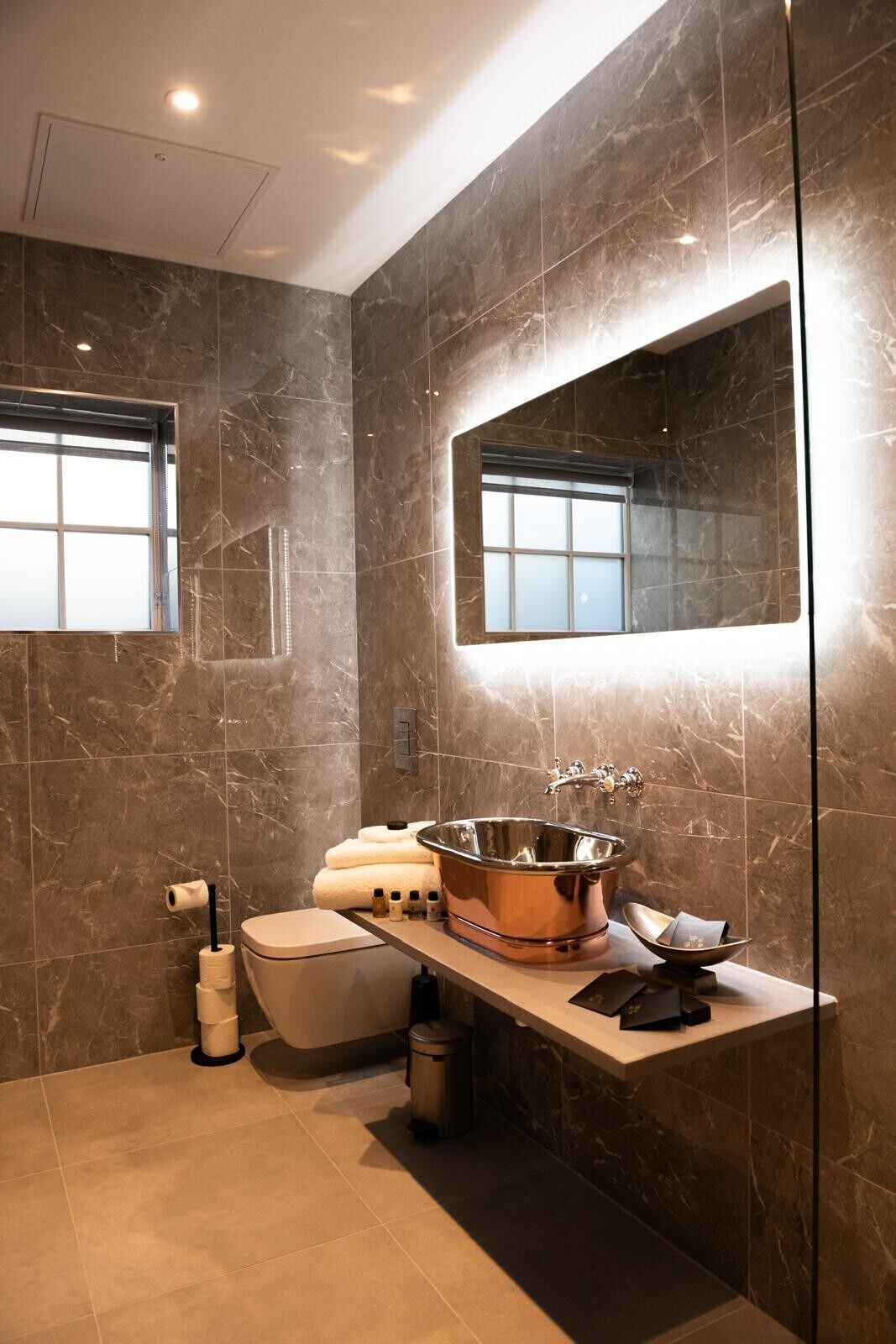 Suite Eksklusif, 1 Tempat Tidur King | Kamar mandi | Bathtub dan shower terpisah dan pancuran hujan