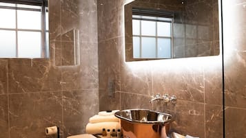 Suite Eksklusif, 1 Tempat Tidur King | Kamar mandi | Bathtub dan shower terpisah dan pancuran hujan