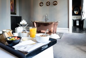 Premium bedding, in-room safe, individually decorated - Poets House (Ely)