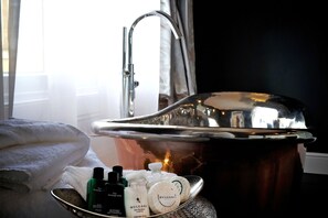 Deep soaking bathtub - Poets House (Ely)