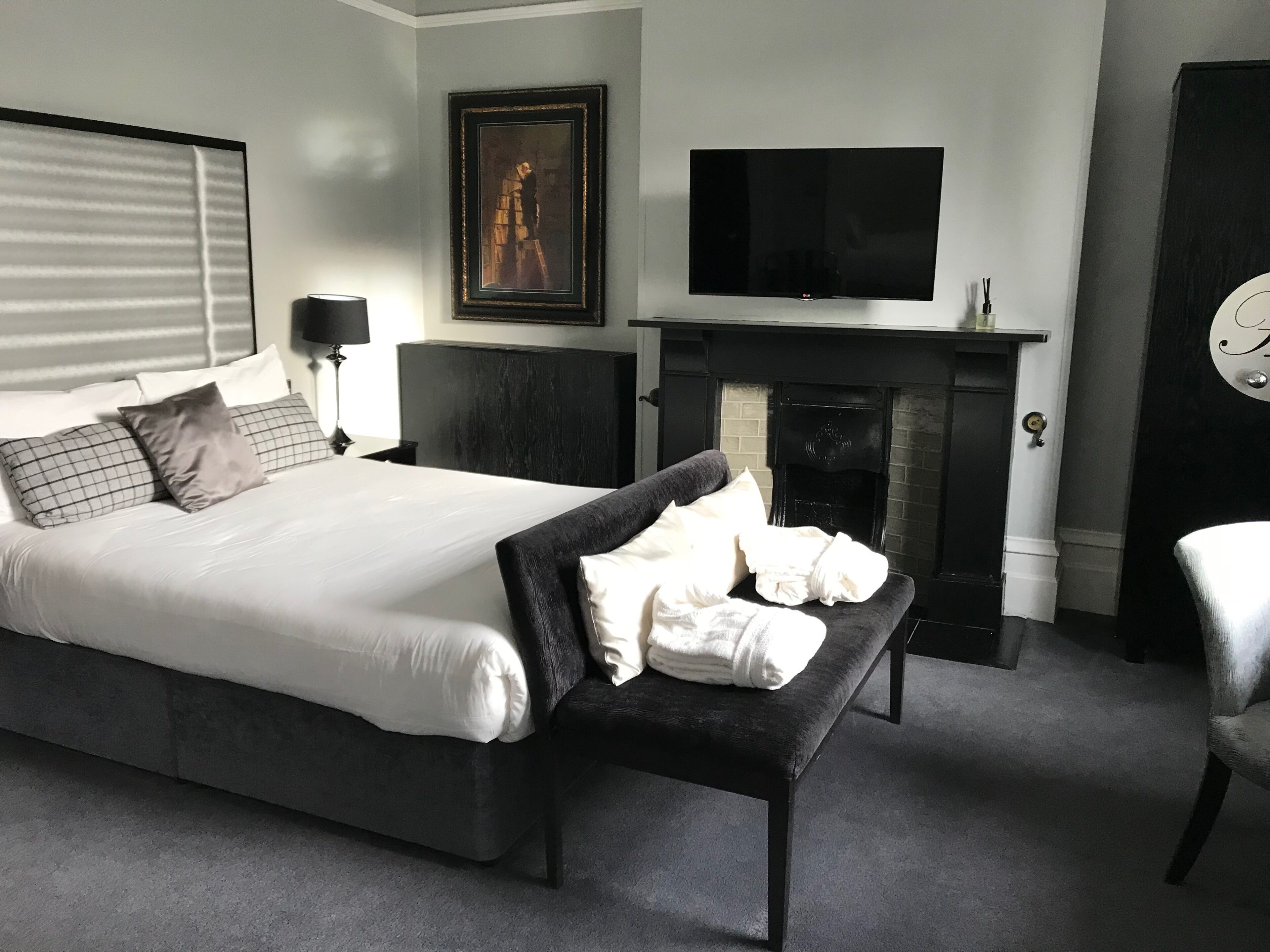 Superior Double Room, 1 King Bed | Bathroom | Separate bathtub and shower, rainfall showerhead, designer toiletries