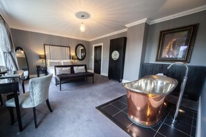 Phòng đôi Superior, 1 giường cỡ king | Bộ đồ giường cao cấp, két bảo mật tại phòng, trang trí khác biệt 