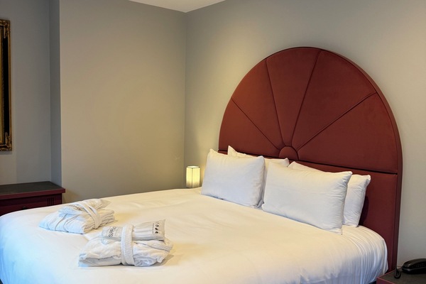 Quarto casal exclusivo | Roupas de cama premium, cofres nos quartos, individualmente decorados