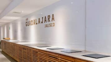 Serveert ontbijt, lunch, diner, internationale gerechten