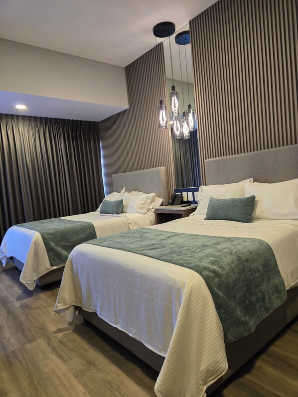 Deluxe Double Room | Peti besi dalam bilik, meja, ruang kerja komputer riba 