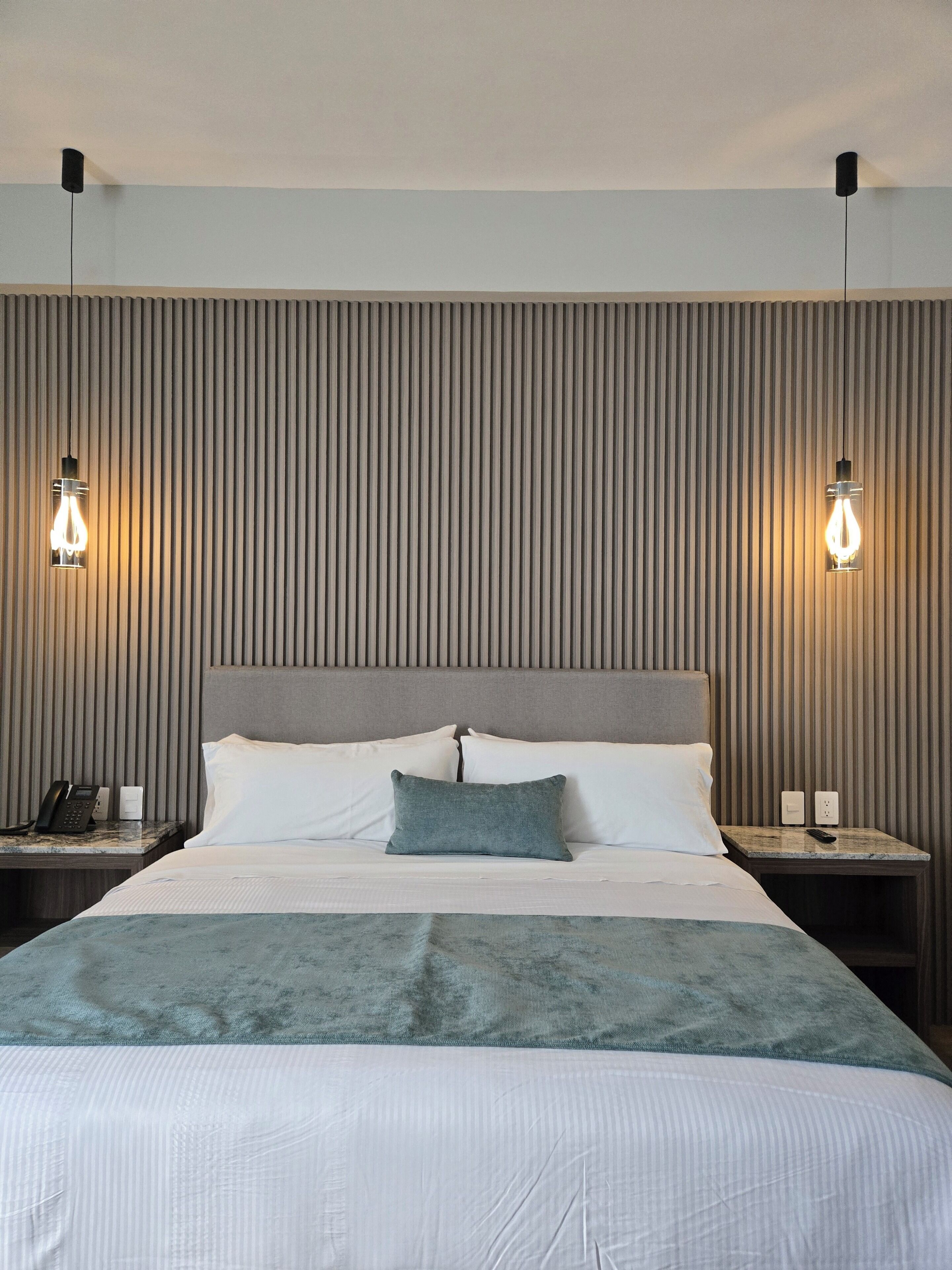 Habitación Deluxe, 1 cama King size | Caja de seguridad en la habitación y escritorio 