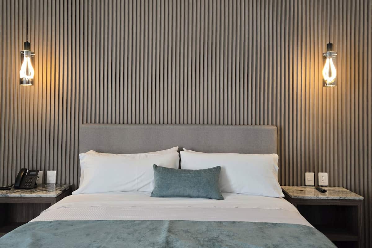 Habitación Deluxe, 1 cama King size | Caja de seguridad en la habitación y escritorio