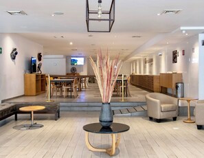 Breakfast, lunch, dinner served; international cuisine 