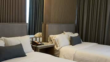 Habitación doble Premium | Caja de seguridad en la habitación y escritorio