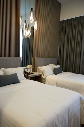 Premium Double Room | In-room safe, desk, laptop workspace, iron/ironing board - Hotel Plaza Genova Centro (Guadalajara)