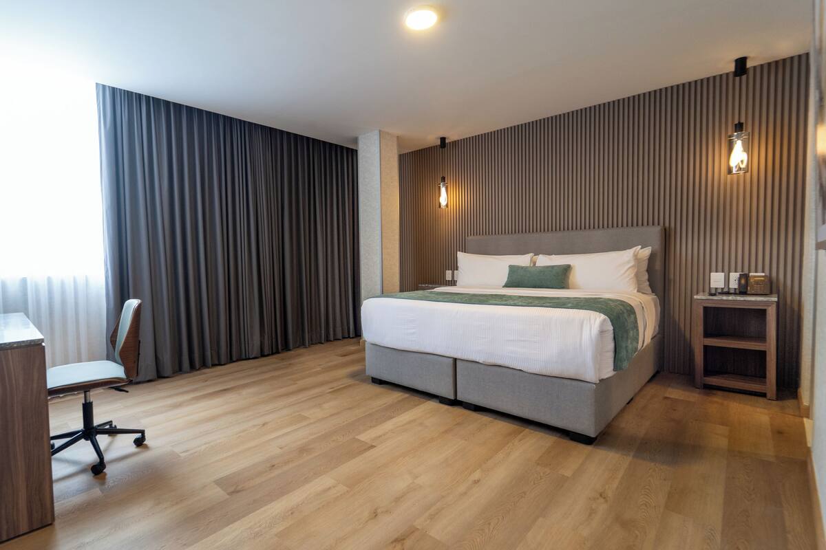 Deluxe Room, 1 King Bed | In-room safe, desk, laptop workspace, iron/ironing board